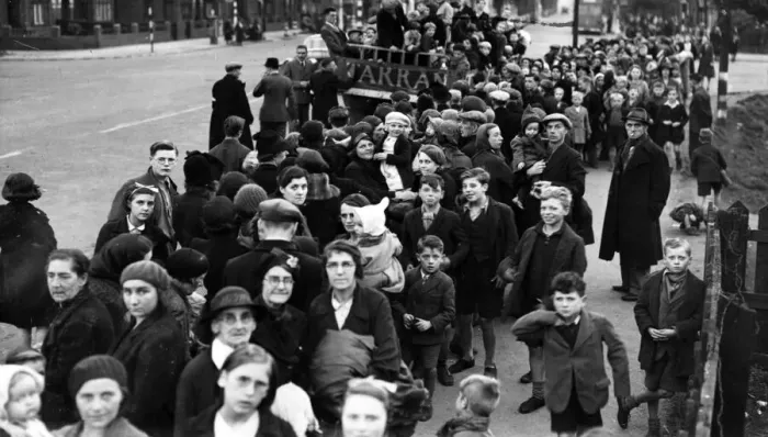 Framed Print : Men, women and children from Hull head into the countryside to escape the Blitz Framed Print : Men, women and children from Hull head into the countryside to escape the Blitz