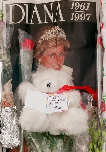 Messages of sympathy following the death of Princess Diana outside Buckingham Palace