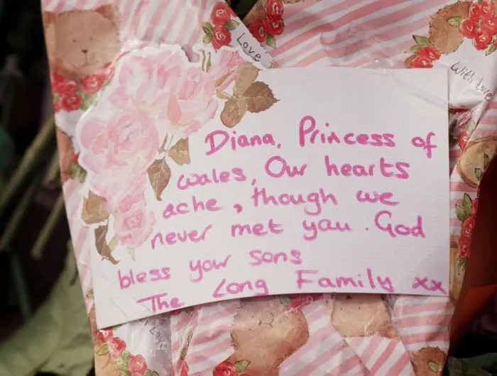 Framed Print : Messages of sympathy following the death of Princess Diana outside Buckingham Palace