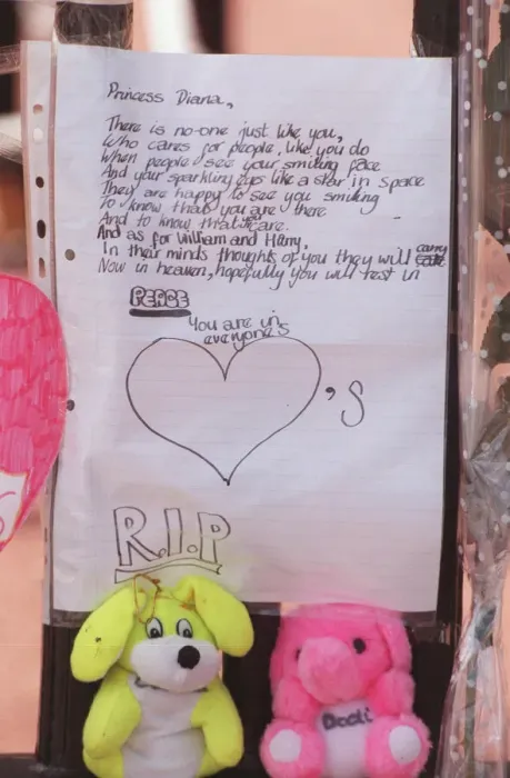 Framed Print : Messages of sympathy following the death of Princess Diana outside Buckingham Palace