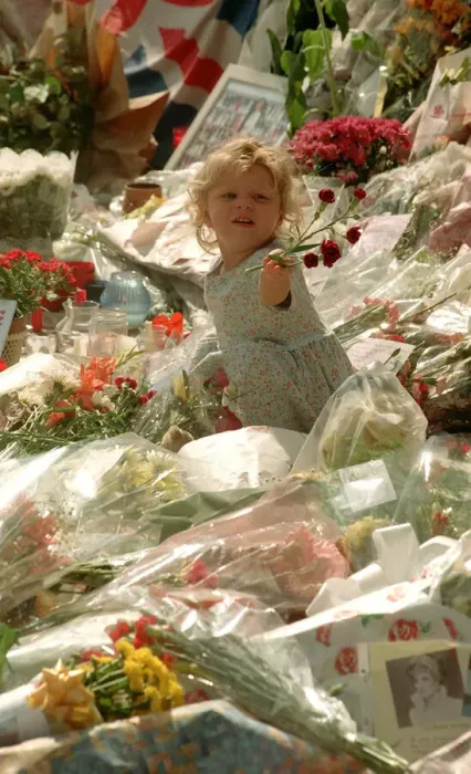 Framed Print : Messages of sympathy following the death of Princess Diana outside Buckingham Palace