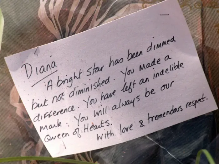 Framed Print : Messages of sympathy following the death of Princess Diana outside Buckingham Palace