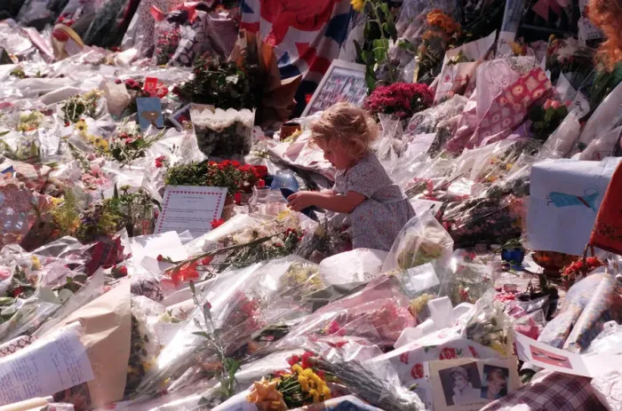 Framed Print : Messages of sympathy following the death of Princess Diana outside Buckingham Palace Framed Print : Messages of sympathy following the death of Princess Diana outside Buckingham Palace