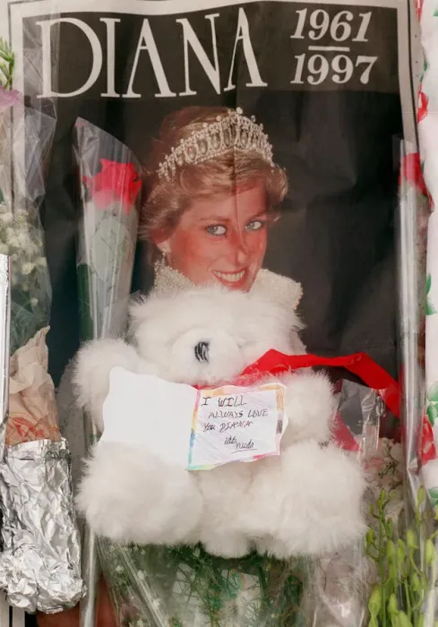 Framed Print : Messages of sympathy following the death of Princess Diana outside Buckingham Palace