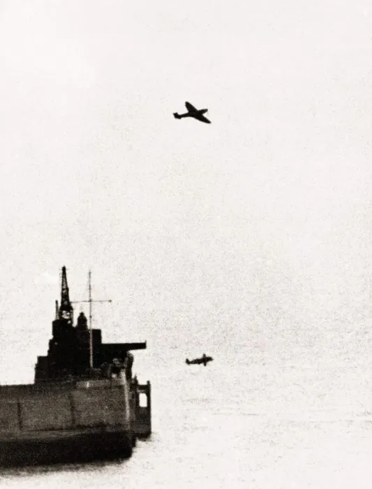 Framed Print : A Messerschmitt 109 and a MK II Spitfire dogfight over the outer harbour of Dover