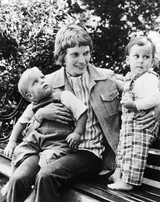Framed Print : Mia Farrow Actress with her two sons Sascha Villiers and Matthew Phineas sitting on park Framed Print : Mia Farrow Actress with her two sons Sascha Villiers and Matthew Phineas sitting on park