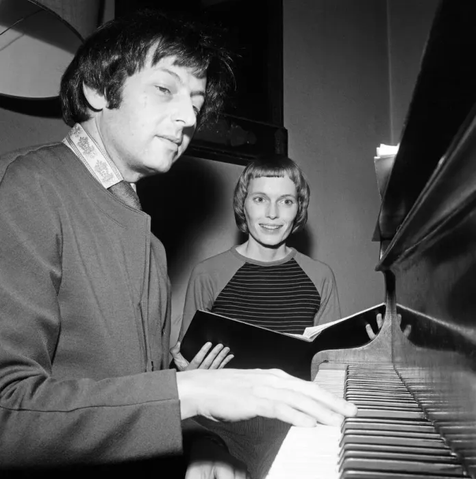 Framed Print : Mia Farrow and husband Andre Previn at the London Music Club in Holland Park, London