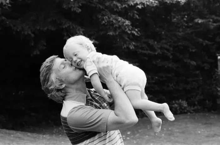 Framed Print : Michael Aspel pictured at home with his family. September 1982 Framed Print : Michael Aspel pictured at home with his family. September 1982