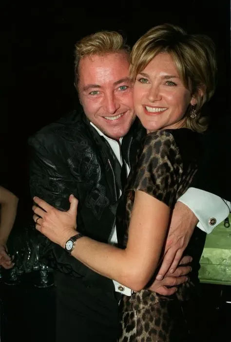 Framed Print : Michael Flatley Dancer March 98 With arms round tv prsenter Anthea Turner Framed Print : Michael Flatley Dancer March 98 With arms round tv prsenter Anthea Turner