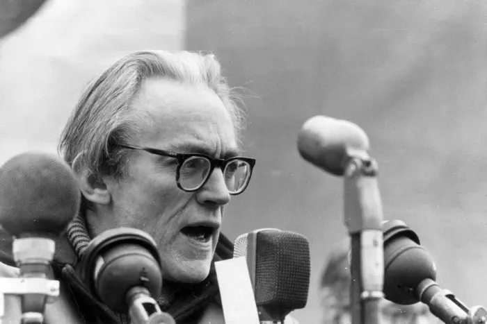Framed Print : MICHAEL FOOT AT ANTI-NUCLEAR MEETING IN TRAFALGAR SQUARE, LONDON - MARCH 1964 Framed Print : MICHAEL FOOT AT ANTI-NUCLEAR MEETING IN TRAFALGAR SQUARE, LONDON - MARCH 1964