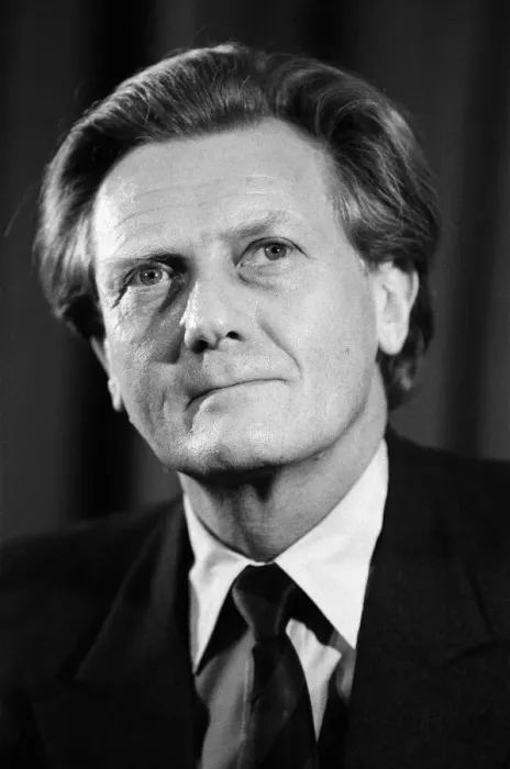 Framed Print : Michael Heseltine, giving a press conference following his resignation as Minister for Framed Print : Michael Heseltine, giving a press conference following his resignation as Minister for