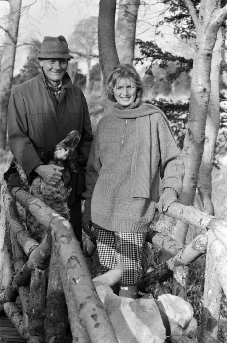 Framed Print : Michael Heseltine, pictured at his home with his wife Ann Framed Print : Michael Heseltine, pictured at his home with his wife Ann