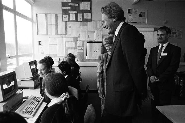 Michael Heseltine visits Chiltern Edge School, Sonning Common. 15th February 1991