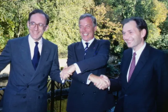 Framed Print : Michael Hirst Scottish Tory Party October 1989 Shaking hands with Malcolm Rifkind Framed Print : Michael Hirst Scottish Tory Party October 1989 Shaking hands with Malcolm Rifkind