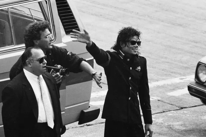Framed Print : Michael Jackson in England with his manager, Frank Dileo - 12 / 7 / 1988 Framed Print : Michael Jackson in England with his manager, Frank Dileo - 12 / 7 / 1988