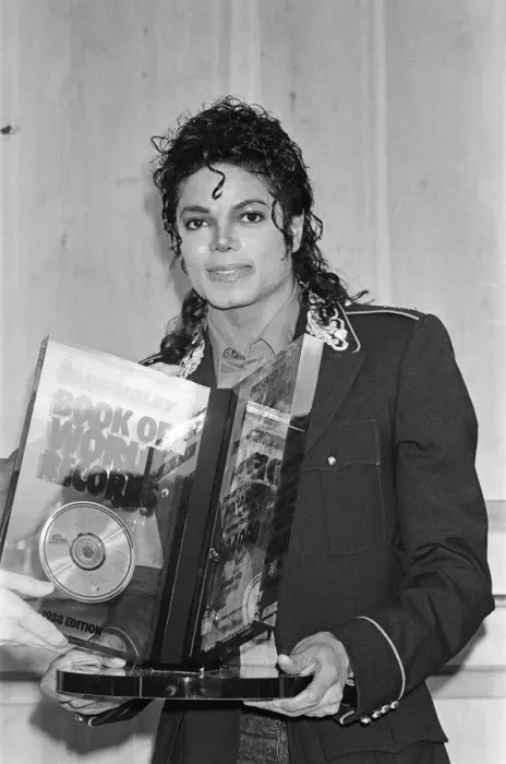 Framed Print : Michael Jackson, pictured in 1988, in London where he is entered into The Guinness World Framed Print : Michael Jackson, pictured in 1988, in London where he is entered into The Guinness World