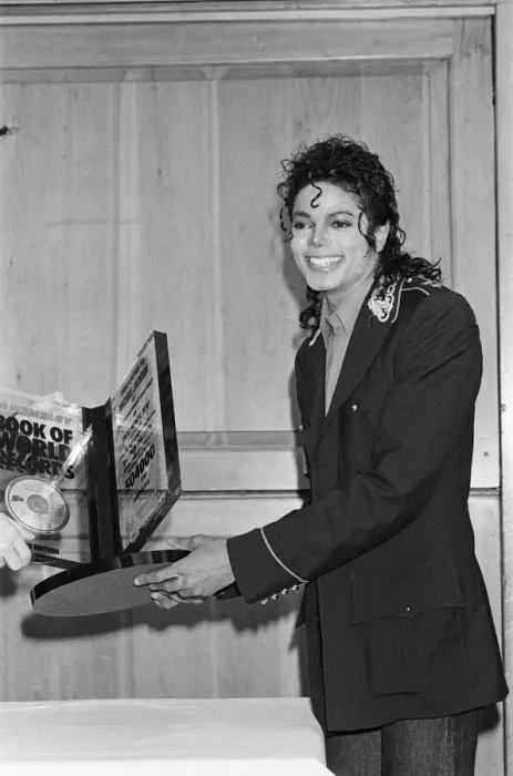 Framed Print : Michael Jackson, pictured in 1988, in London where he is entered into The Guinness World Framed Print : Michael Jackson, pictured in 1988, in London where he is entered into The Guinness World