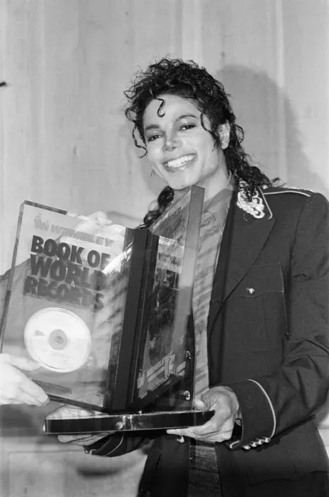 Framed Print : Michael Jackson, pictured in 1988, in London where he is entered into The Guinness World Framed Print : Michael Jackson, pictured in 1988, in London where he is entered into The Guinness World