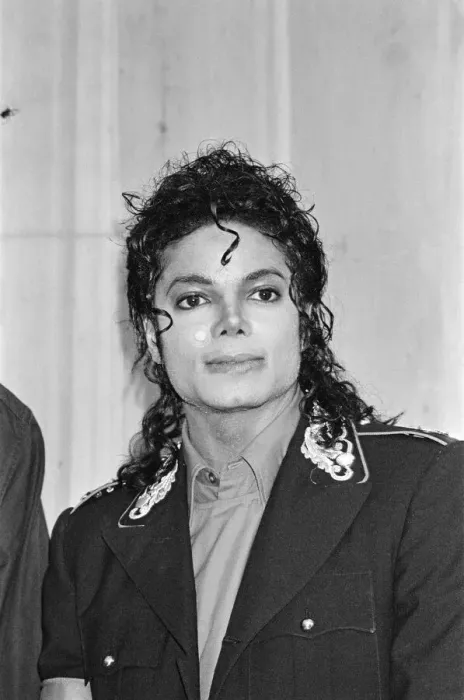 Framed Print : Michael Jackson, pictured in 1988, in London where he is entered into The Guinness World Framed Print : Michael Jackson, pictured in 1988, in London where he is entered into The Guinness World