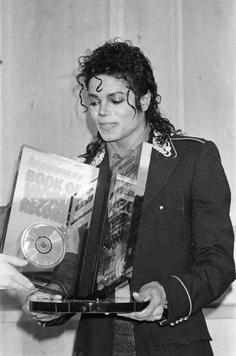 Framed Print : Michael Jackson, pictured in 1988, in London where he is entered into The Guinness World Framed Print : Michael Jackson, pictured in 1988, in London where he is entered into The Guinness World