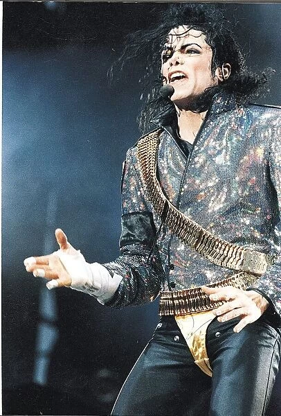 Michael Jackson singing on stage hand bangaged circa 1988