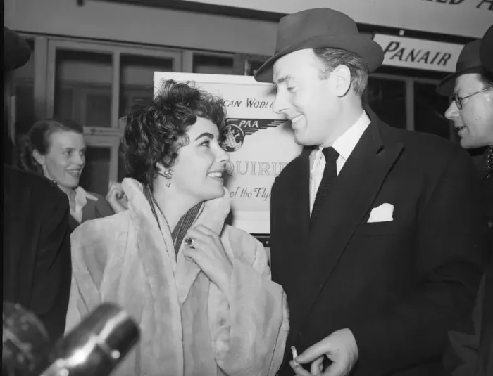 Framed Print : Michael Wilding meets Elizabeth Taylor DM 20 / 2 / 1952 C837 / 1 Framed Print : Michael Wilding meets Elizabeth Taylor DM 20 / 2 / 1952 C837 / 1