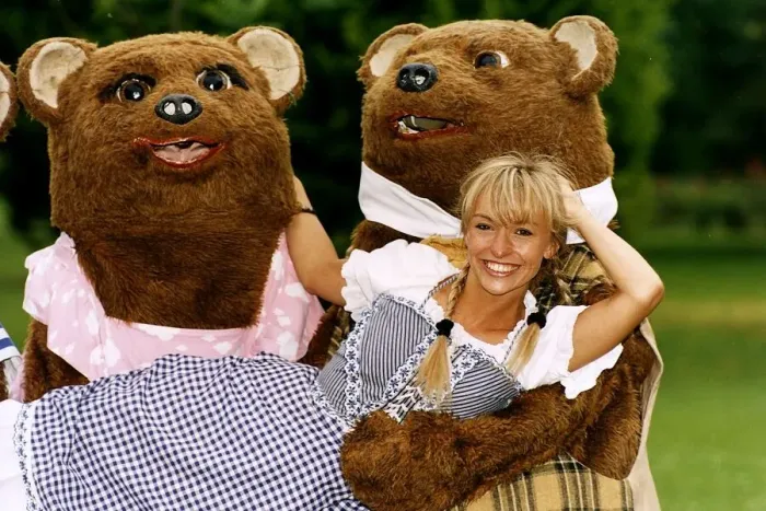 Framed Print : Michaela Strachan TV Presenter as Goldilocks in a Pantomime in Wimbledon Theatre