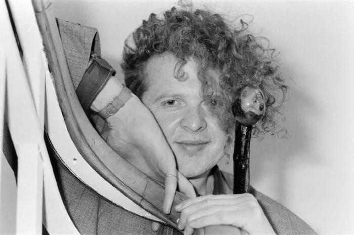 Framed Print : Mick Hucknall, singer with Simply Red. 28th May 1986 Framed Print : Mick Hucknall, singer with Simply Red. 28th May 1986