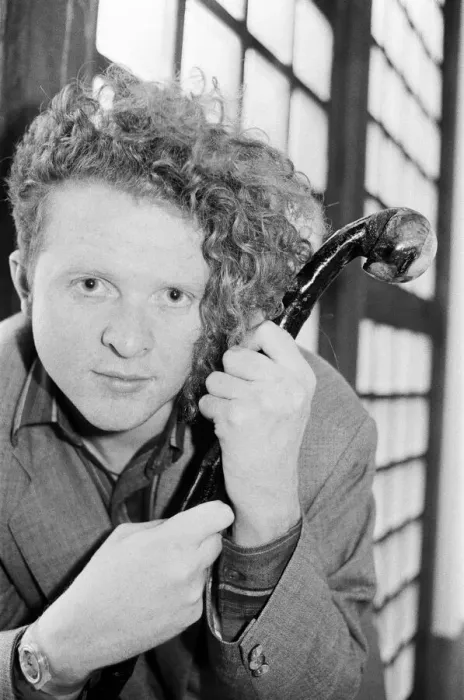 Framed Print : Mick Hucknall, singer with Simply Red. 28th May 1986 Framed Print : Mick Hucknall, singer with Simply Red. 28th May 1986