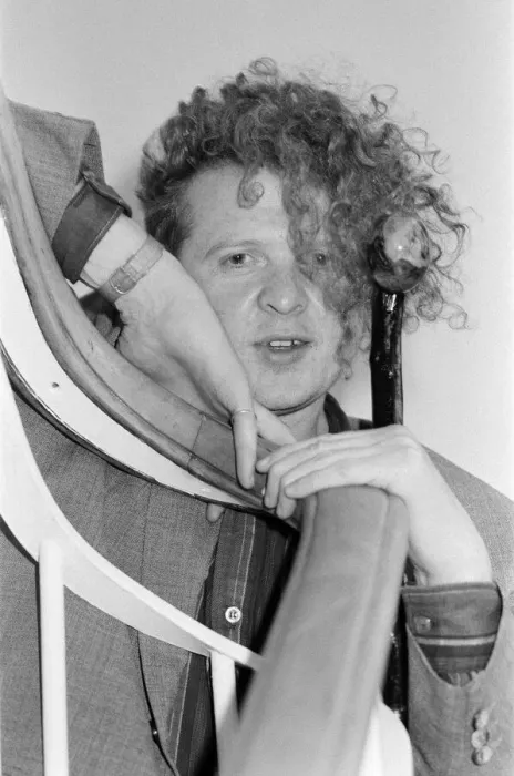 Framed Print : Mick Hucknall, singer with Simply Red. 28th May 1986 Framed Print : Mick Hucknall, singer with Simply Red. 28th May 1986