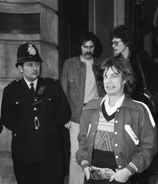 Framed Print : Mick Jagger of the Rolling Stones leaving court in London after he admitted possession of Framed Print : Mick Jagger of the Rolling Stones leaving court in London after he admitted possession of