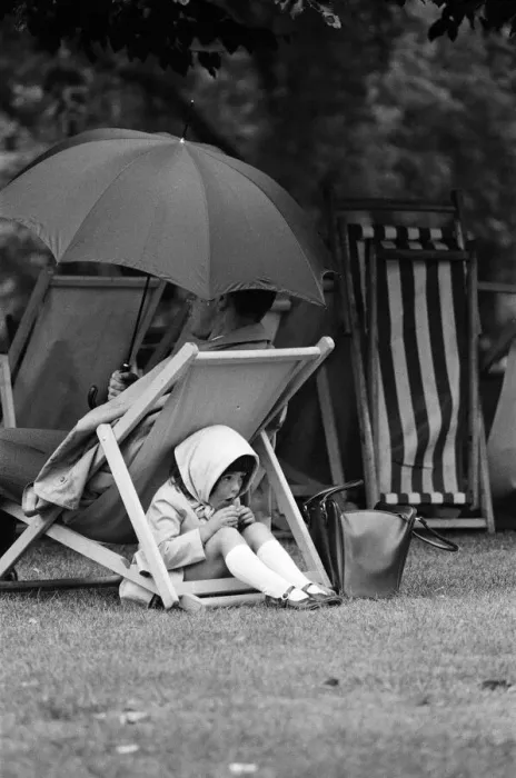 Framed Print : Mid-summers day at St Jamess Park. 4 year old Alison makes her first trip to Framed Print : Mid-summers day at St Jamess Park. 4 year old Alison makes her first trip to