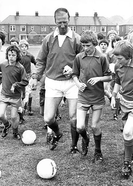 Middlesbrough manager Jack Charlton with some of the boys from Framwellgate Comprehensive