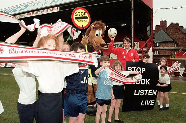 Middlesbrough player John Hendrie and Roary the Lion, with help from youngsters