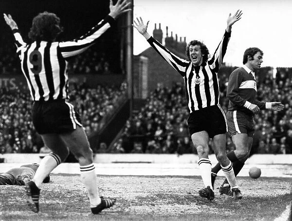 Middlesbrough v Newcastle United. Alan Gowling celebrates his goal with