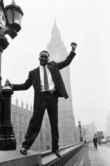 Framed Print : Middleweight boxer Nigel Benn on a photo shoot ahead of his upcoming fight with Ian Framed Print : Middleweight boxer Nigel Benn on a photo shoot ahead of his upcoming fight with Ian