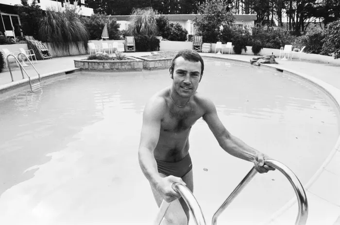 Framed Print : Middleweight Champion Alan Minter relaxing in Jersey ahead of his World Title fight