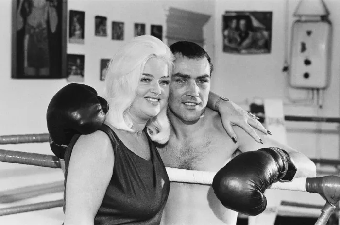 Framed Print : Former Middleweight Champion Alan Minter with singer and Actress Diana Dors at The Thomas