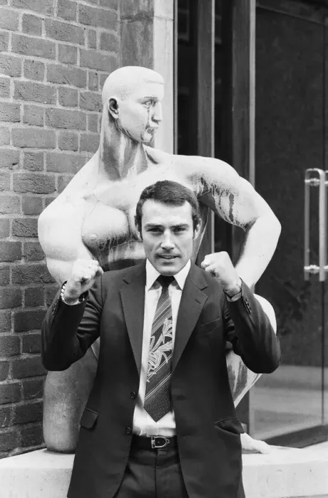 Framed Print : Middleweight Champion Alan Minter with a statue. 22nd March 1980 Framed Print : Middleweight Champion Alan Minter with a statue. 22nd March 1980