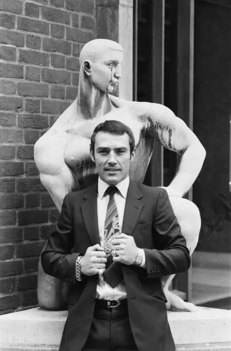 Framed Print : Middleweight Champion Alan Minter with a statue. 22nd March 1980 Framed Print : Middleweight Champion Alan Minter with a statue. 22nd March 1980