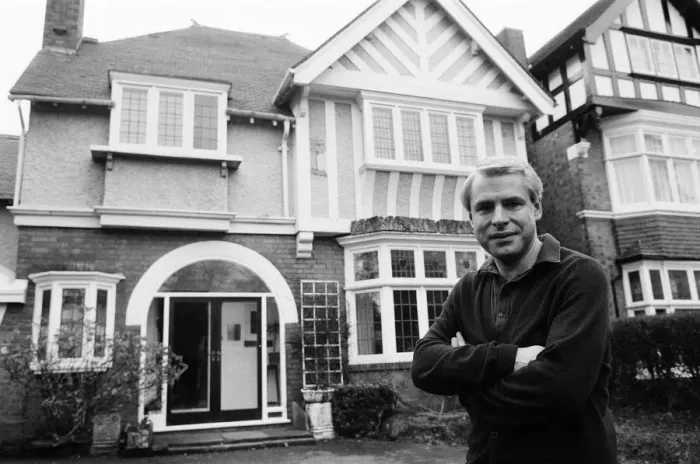 Framed Print : Mike Prince, ATV Midlands Presenter pictured at his edwardian home which is for sale in