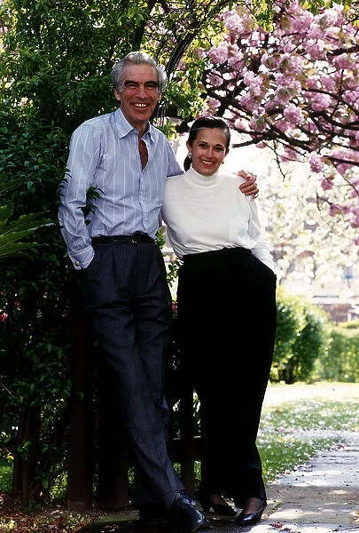 Mike Scott TV Presenter with his wife A©Mirrorpix
