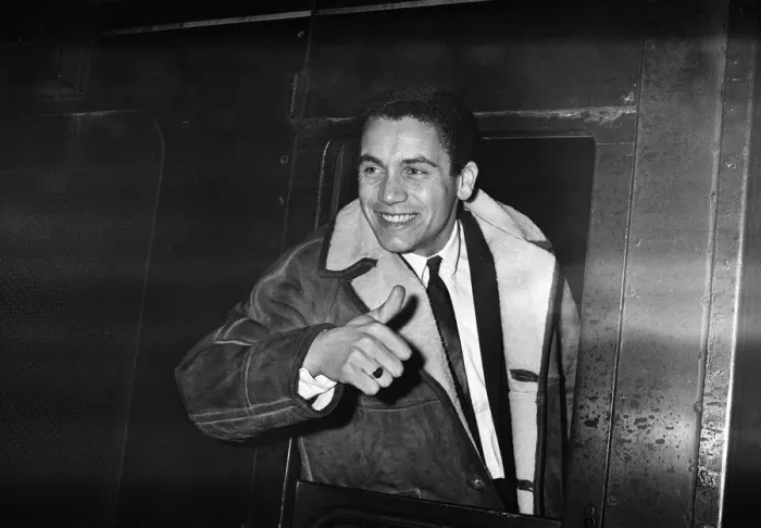 Framed Print : Mike Trebilcock of Plymouth Argyle arrives at Lime Street Station, Liverpool
