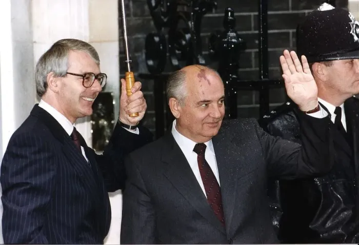 Framed Print : Mikhail Gorbachev stands with John Major under umbrella outside 10 Downing Street 1991