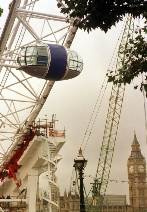 Framed Print : Millennium Wheel London Eye Nov 1999 Workmen check the first capsule to be put Framed Print : Millennium Wheel London Eye Nov 1999 Workmen check the first capsule to be put
