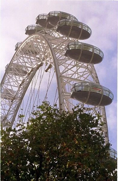 Millennium Wheel November 1999, BA London Eye Wheel complete with all 32 pods on wheel