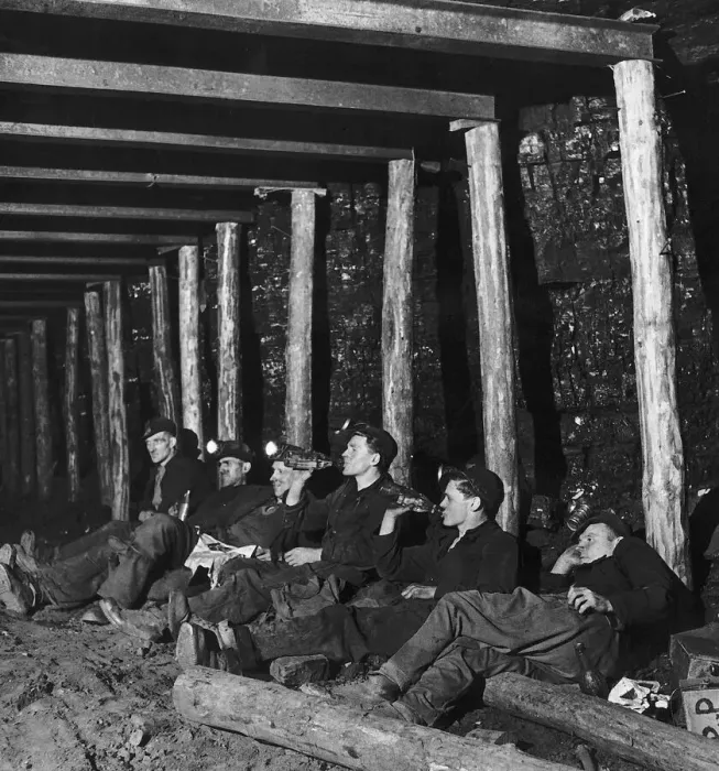 Framed Print : Miners down a mine shaft sitting eating drinking and Smoking in the shaft in Whitehill Framed Print : Miners down a mine shaft sitting eating drinking and Smoking in the shaft in Whitehill