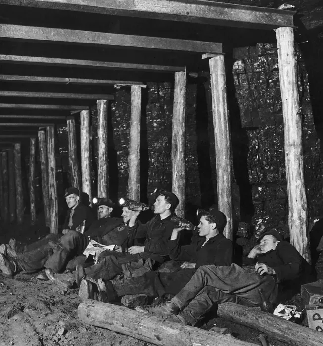 Framed Print : Miners down a mine shaft sitting eating drinking and Smoking in the shaft in Whitehill Framed Print : Miners down a mine shaft sitting eating drinking and Smoking in the shaft in Whitehill