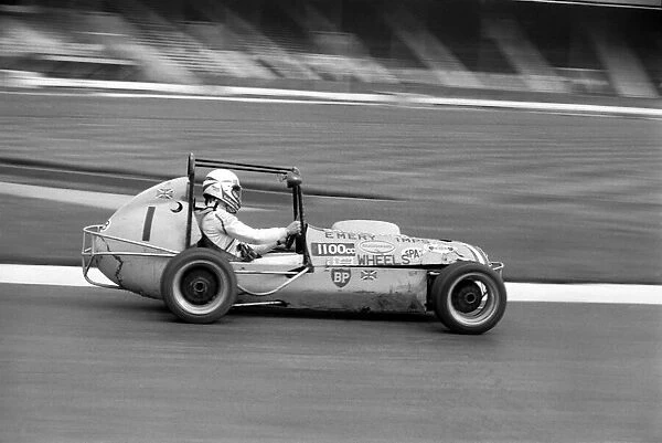 Mini Grand Prix: White City Stadium: Graham Hill. March 1975 75-01610-001
