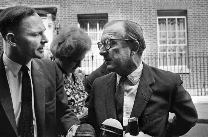 Framed Print : Ministers in Downing Street during talks between Alec Douglas-Home Framed Print : Ministers in Downing Street during talks between Alec Douglas-Home